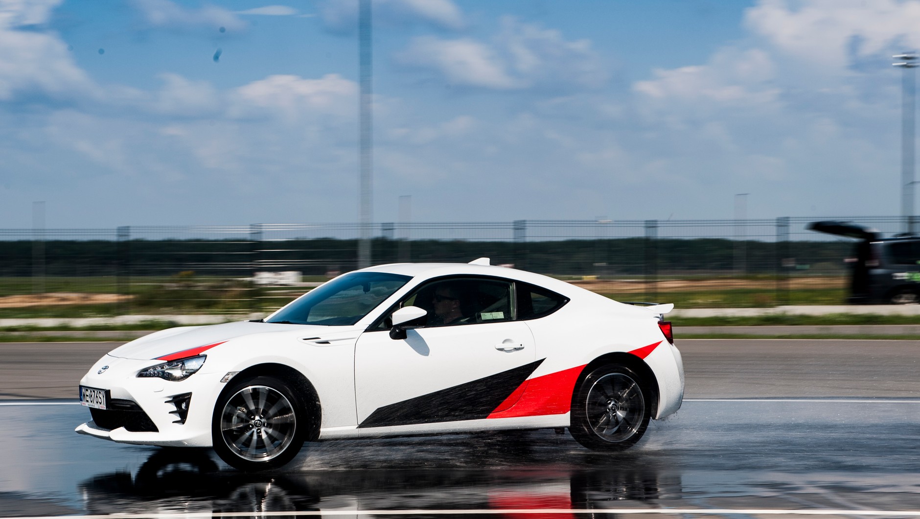 Toyota GT86 vs Renault Megane RS