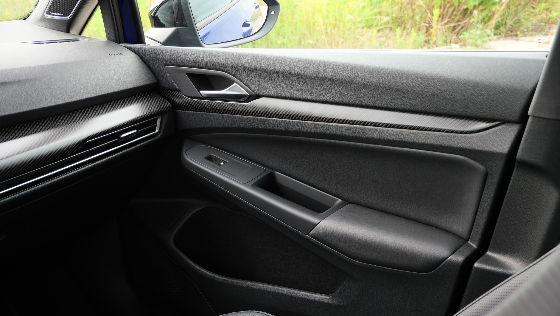 Volkswagen Golf R Variant (2025): przedni boczek z ozdobnikami, a ten z tyłu...