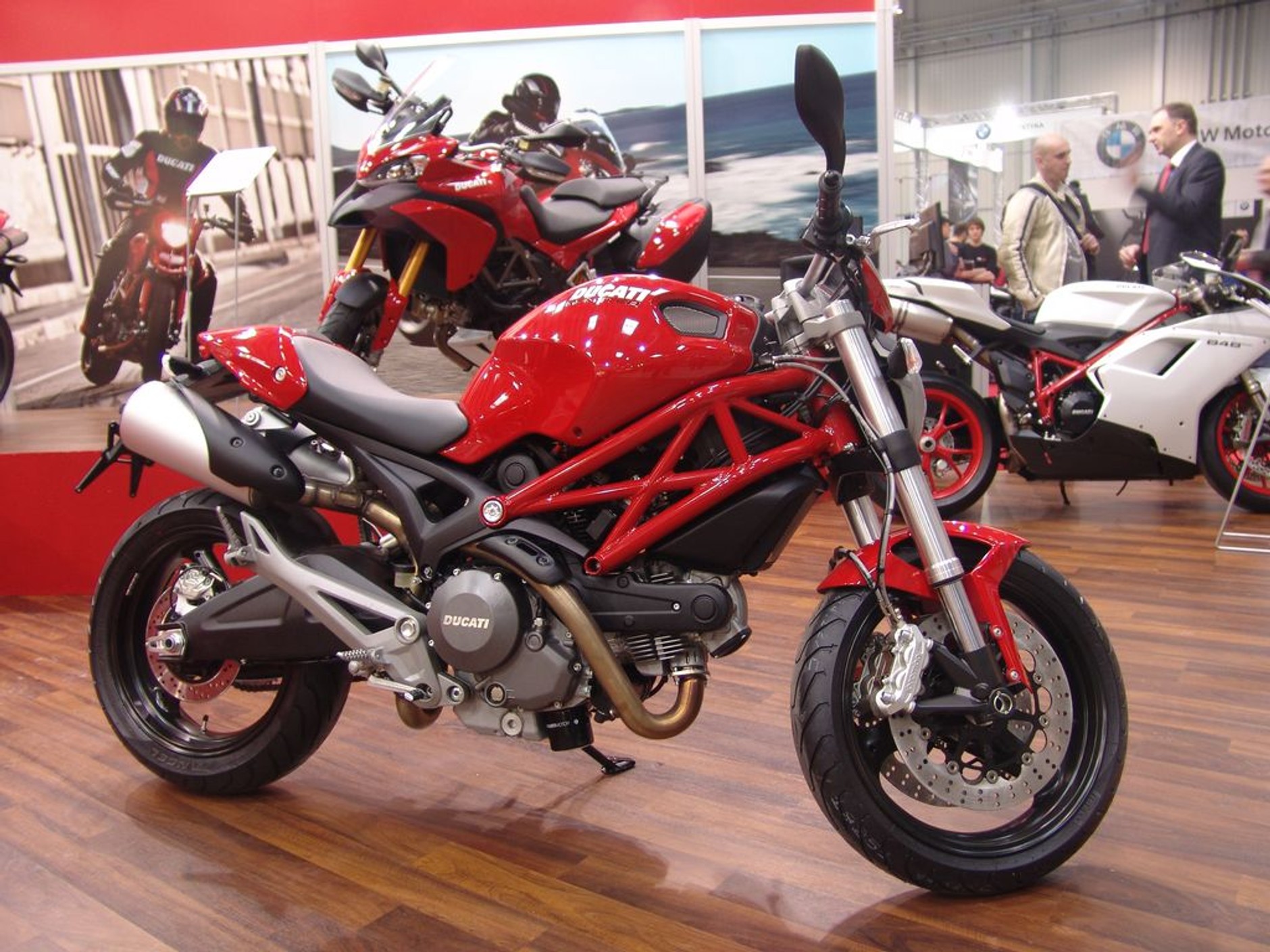 III Ogólnopolska Wystawa Motocykli i Skuterów: premiery i atrakcyjne hostessy (galeria)