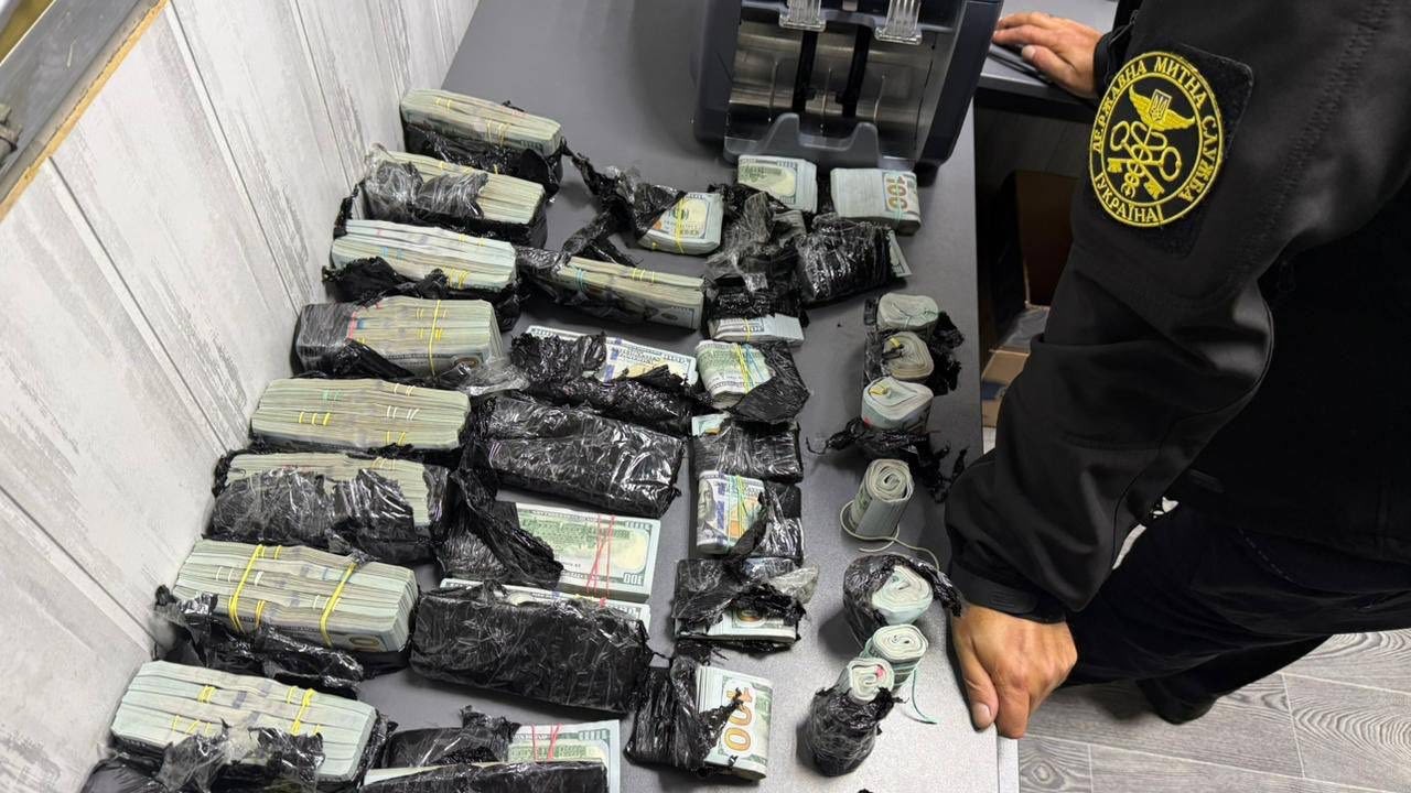 Pieniądze, dużo pieniędzy – celnicy znaleźli w Mercedesie prawie milion dolarów