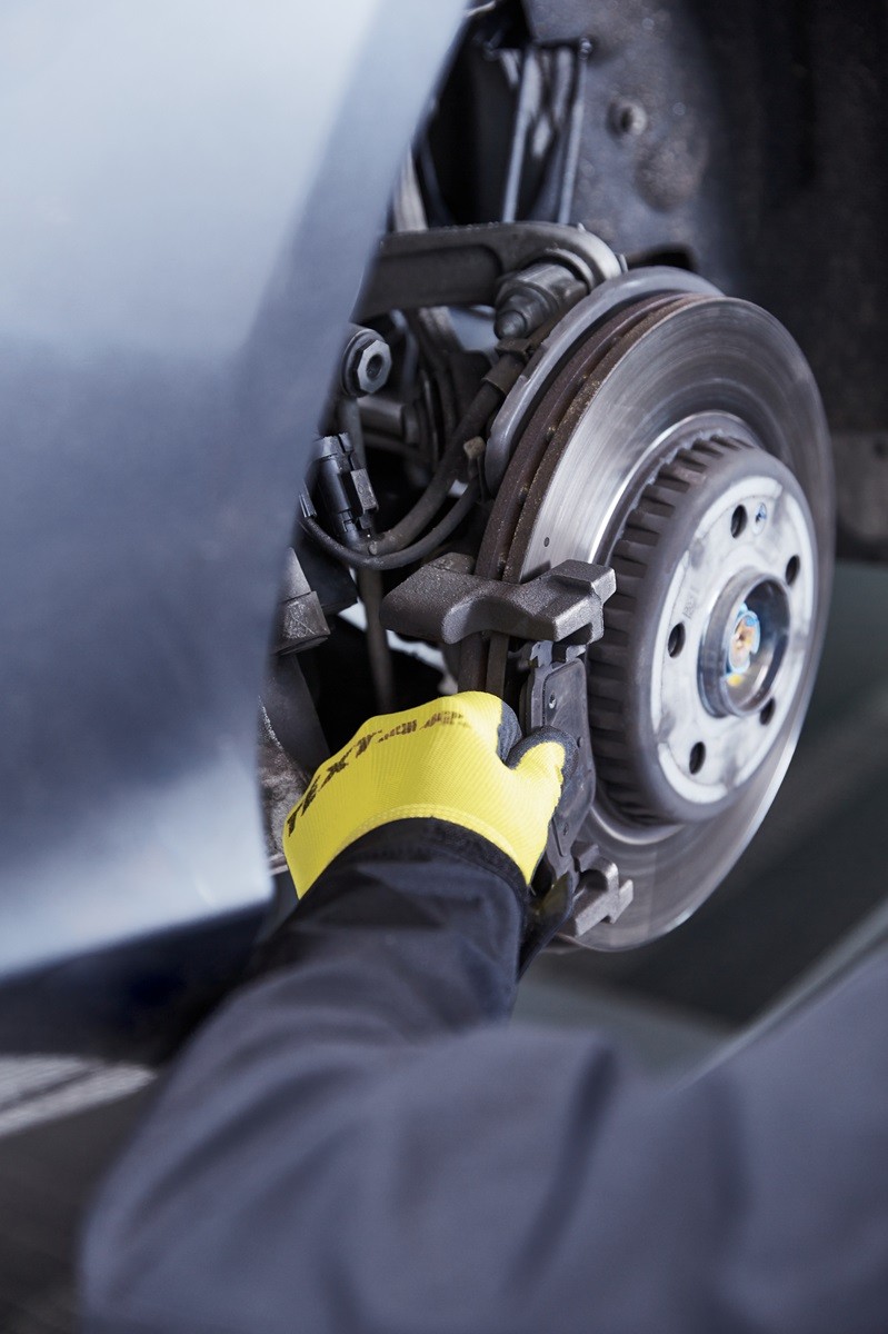 Docieranie tarcz i klocków hamulcowych jest ważne dla zapewnienia prawidłowego działania układu hamulcowego pojazdu oraz przedłużenia żywotności tych elementów