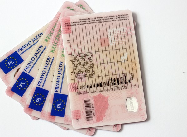 Zdali egzamin na prawo jazdy i mają dokumenty. Przez oszusta muszą ponownie przejść kurs