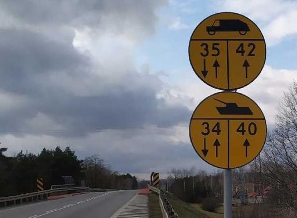 Ruszyły wojskowe ćwiczenia. W związku z tym przy drogach ustawiono nietypowe znaki