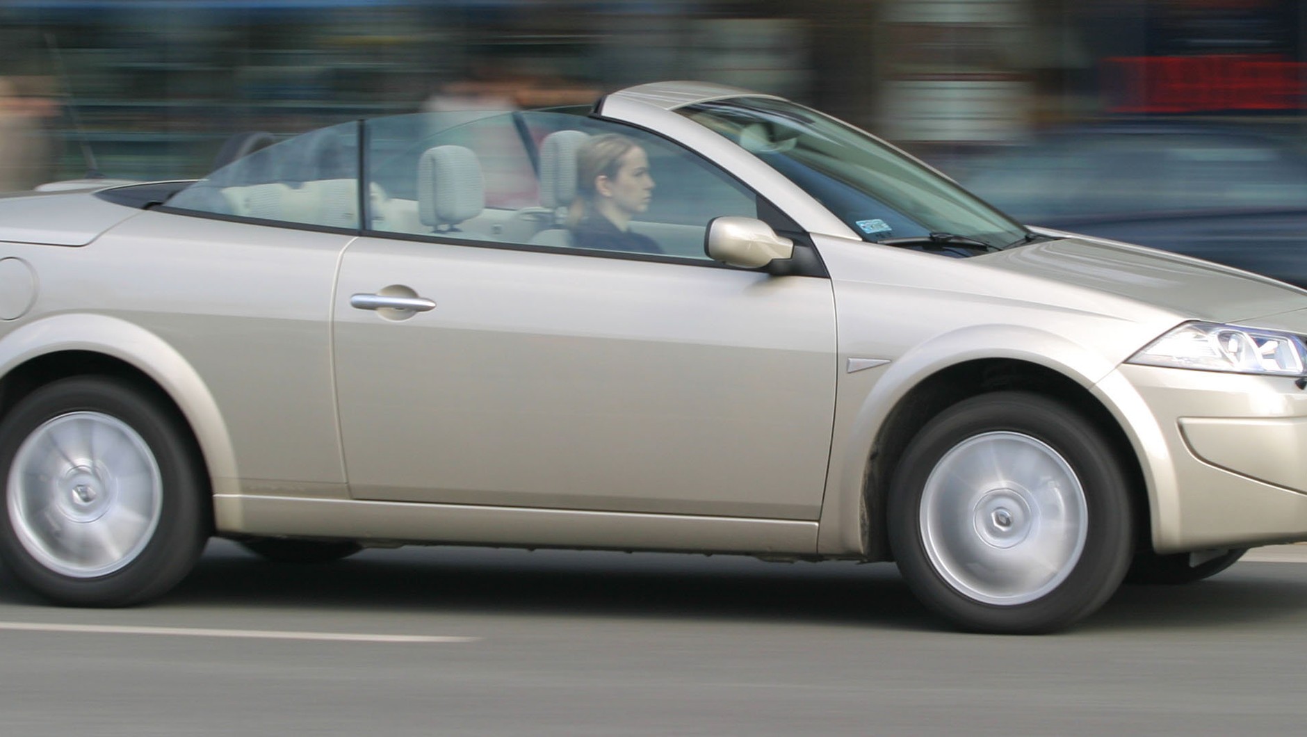Renault Megane CC – kolejny francuski kompakt ze składanym dachem.