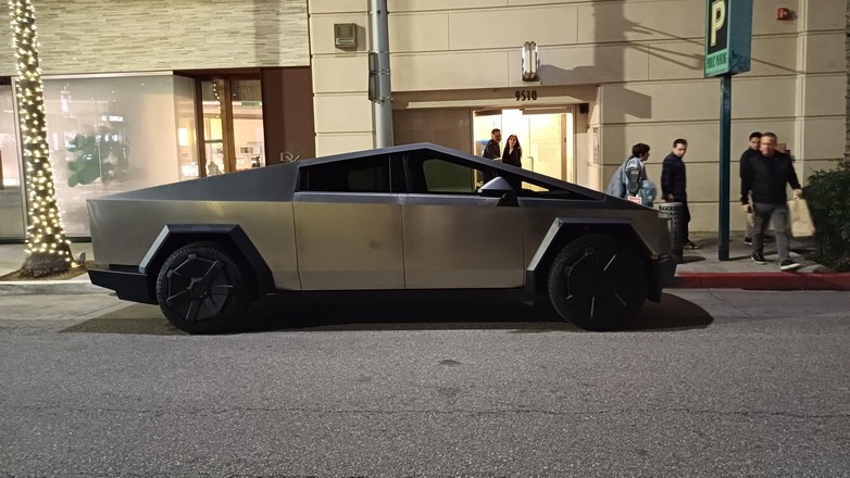 Tesla Cybertruck i inne auta w USA