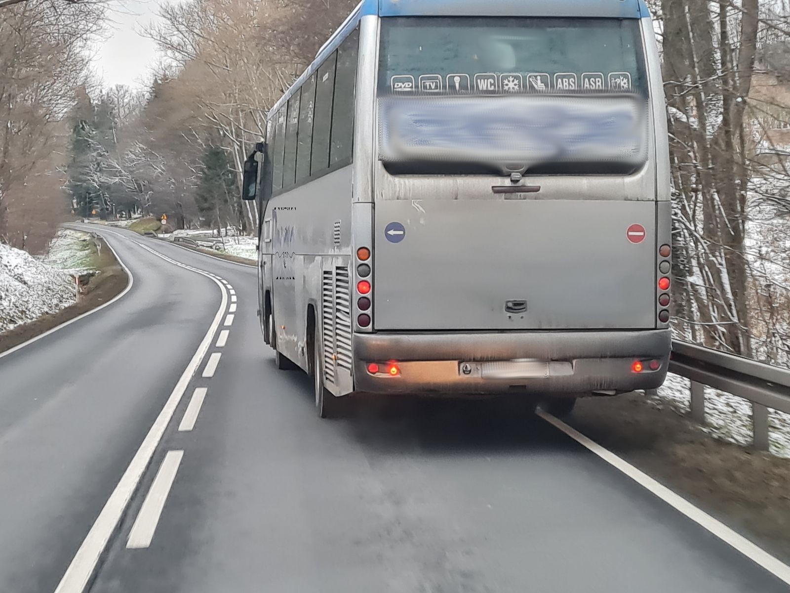 Jechał autokarem z urwaną półosią