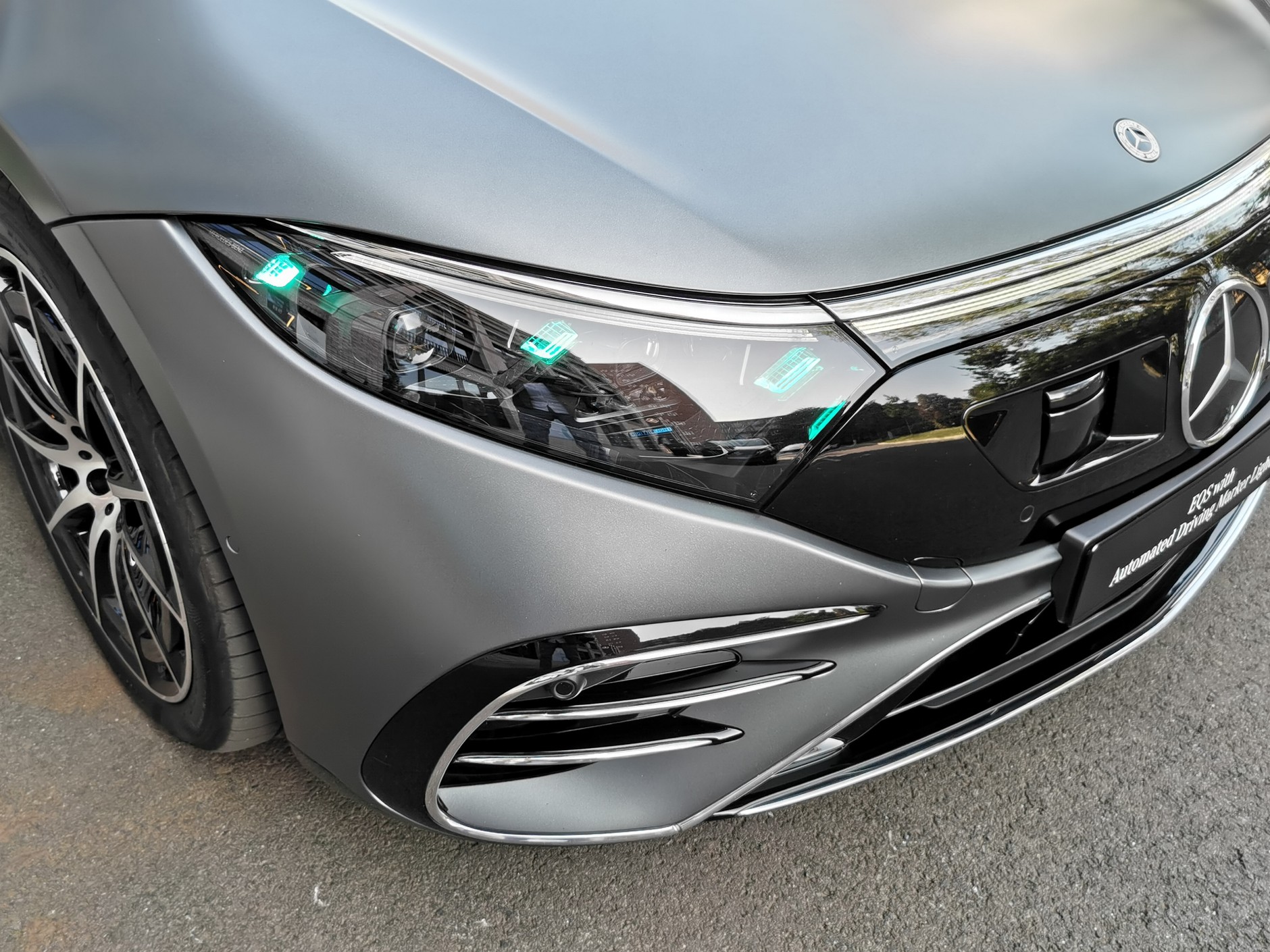 Podczas jazdy z włączonym Drive Pilotem 95 turkusowe światło emitowane jest przez reflektory, lusterka i tylne lampy