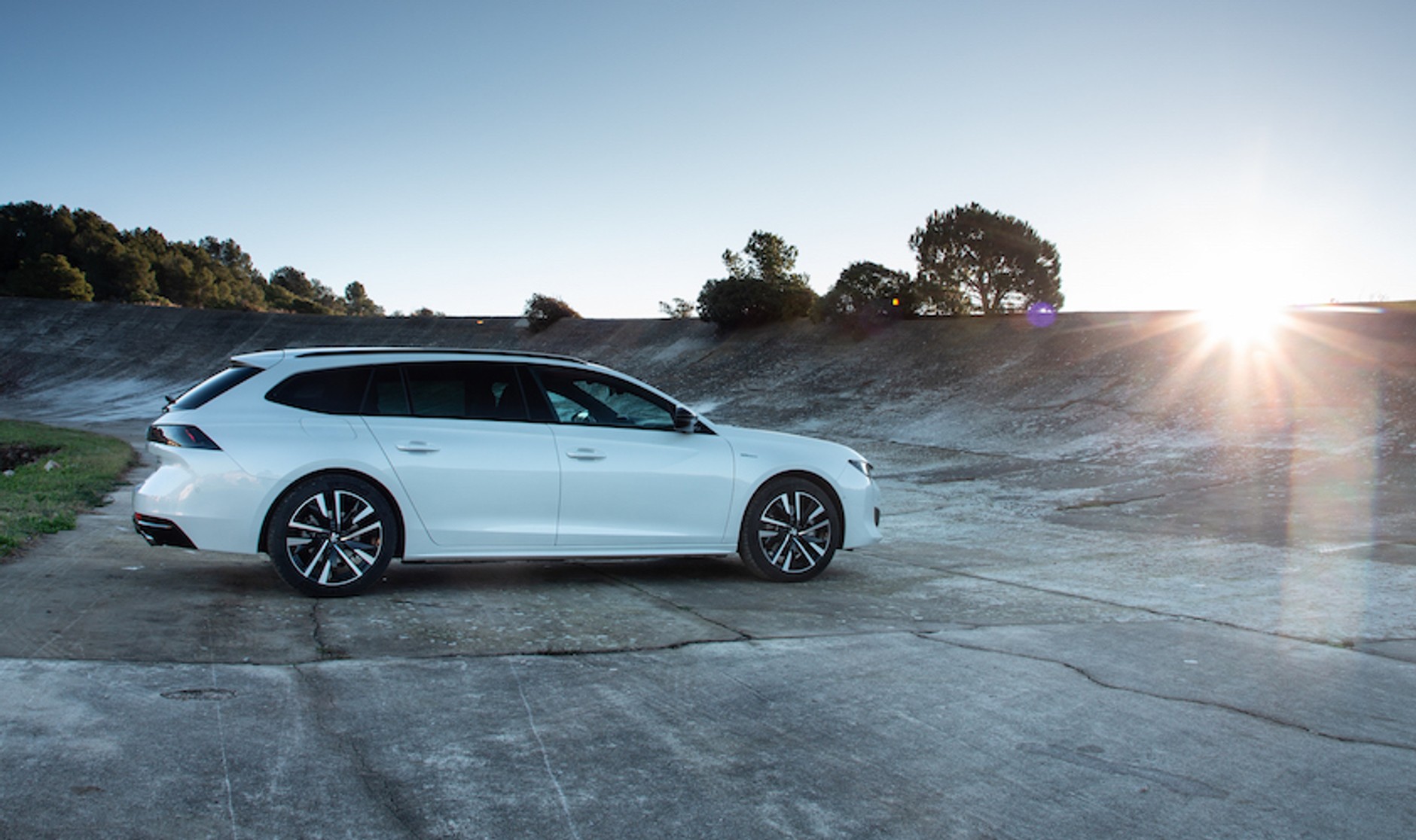 Peugeot 508 HYbrid i 3008 HYbrid4 Plug In – Peugeot umie w hybrydy