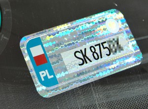 Kiedy koniec nalepek na szybę i wymiany tablic po zakupie samochodu?