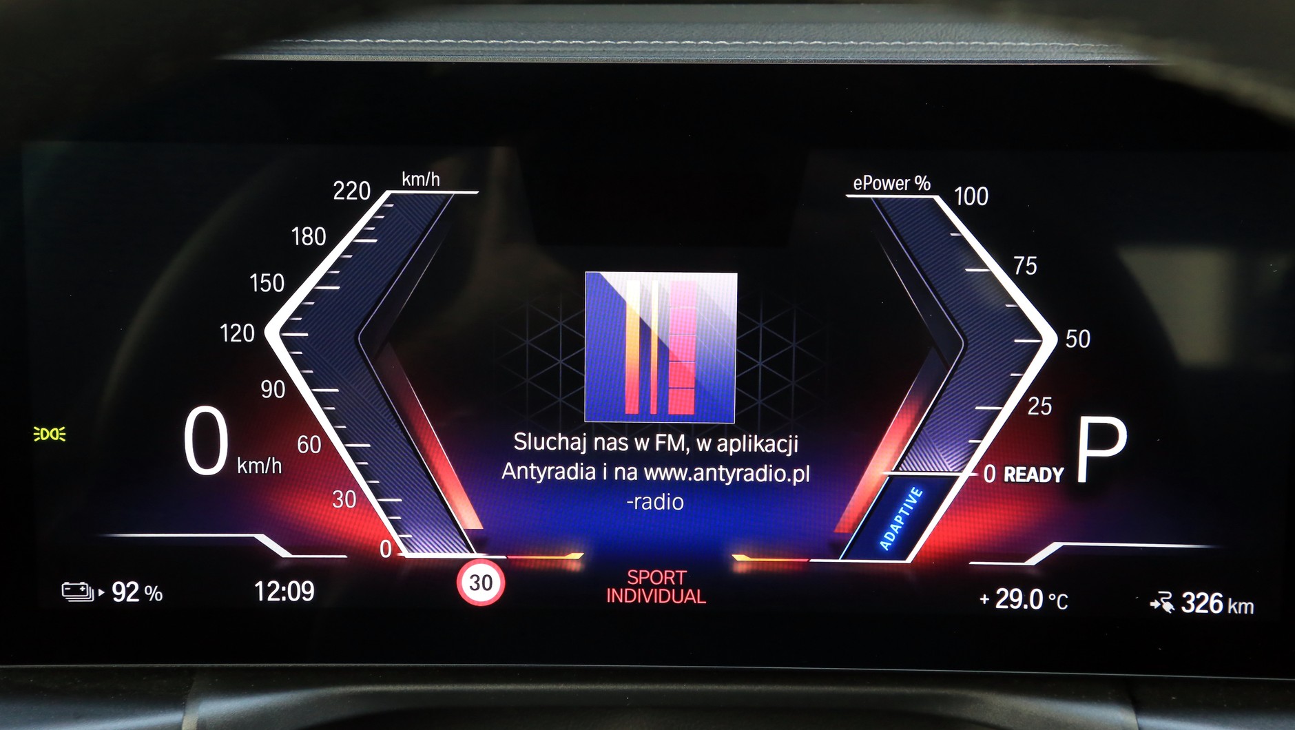 Testowe BMW i4 eDrive40 rozpędzało się od 0 do 100 km/h w 5,3 s. BMW Live Cockpit Plus z zakrzywionym wyświetlaczem jest seryjny. Ma świetną jakość i jest czytelny.