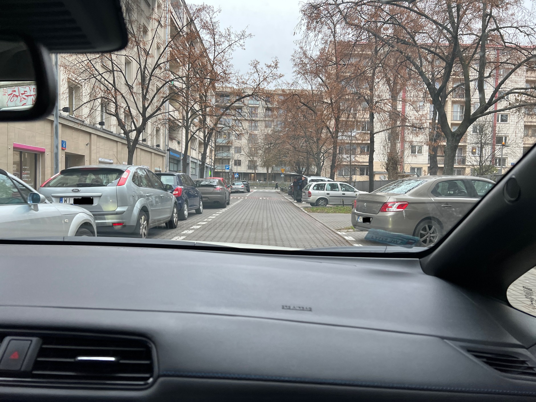 W Warszawie ulice stołecznej strefy płatnego parkowania patroluje dziewięć elektrycznych Nissanów Leafów