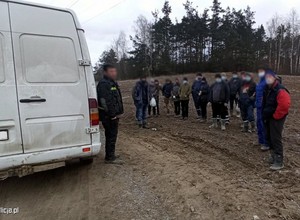 Przewoził 19 osób w 9-osobowym busie! Stracił prawo jazdy i odpowie za złamanie obostrzeń