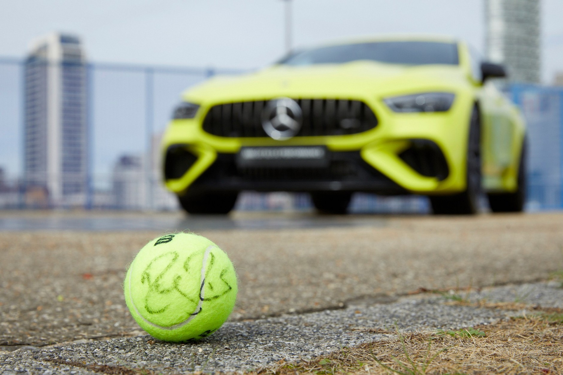 Prawda, że ten sam kolor? Mercedes też jest podpisany