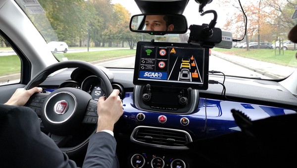 Łączność 5G w samochodzie - po co to komu?