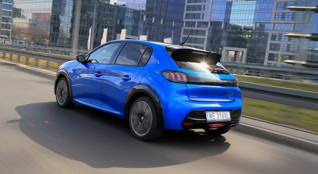 Nowy Peugeot 208 do serwisu – ryzyko wypadku