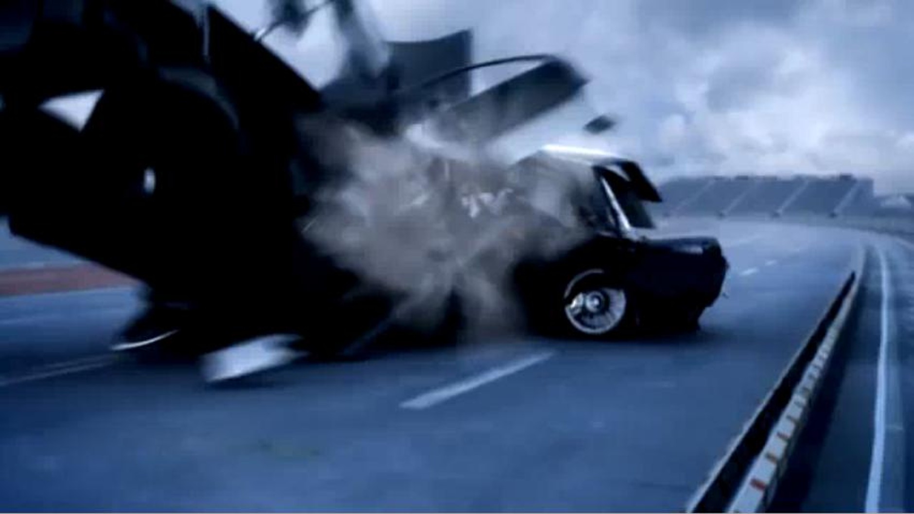 Ten potwór zaraz zrobi krzywdę kilku samochodom