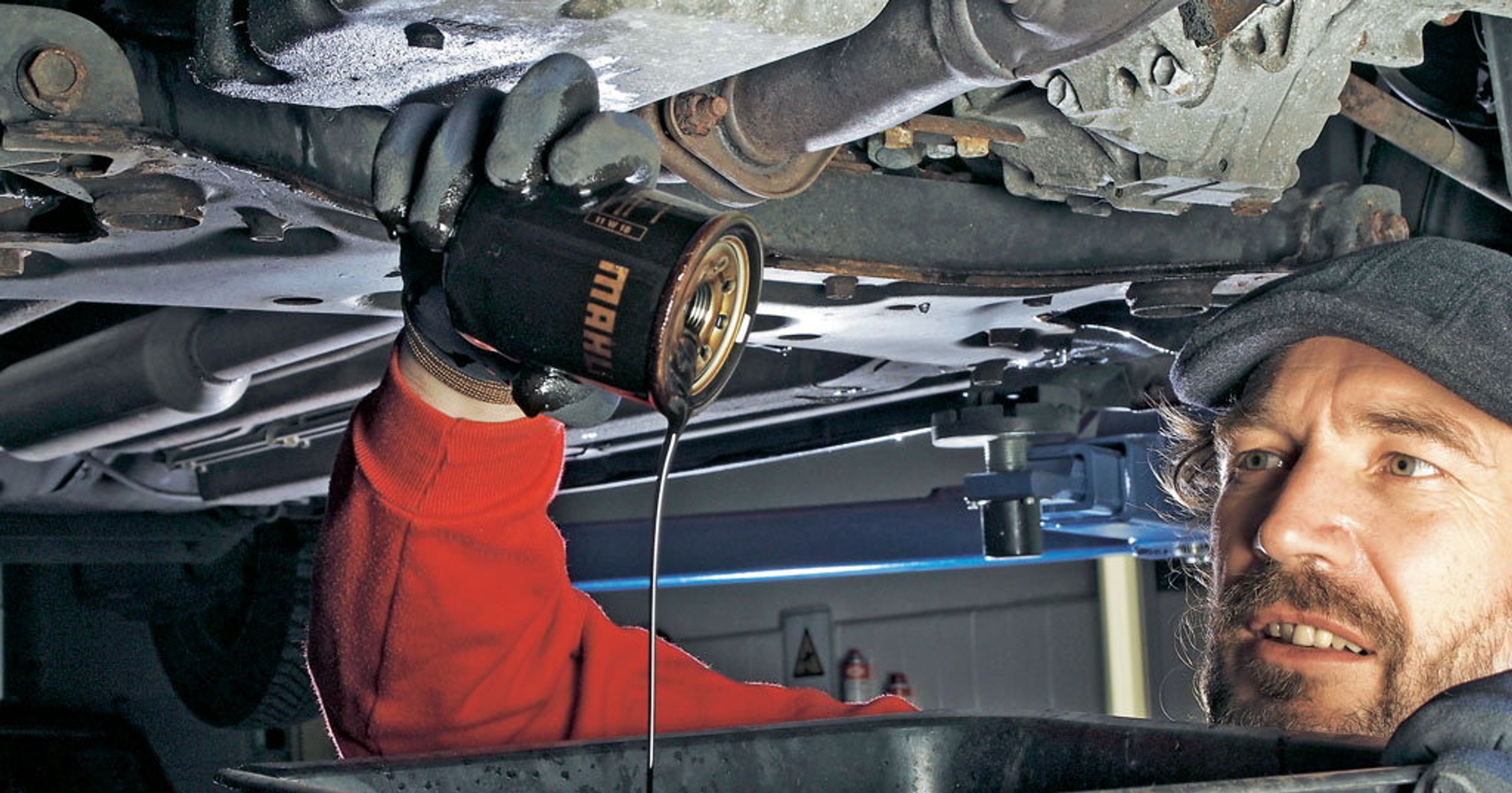 Wymiana filtra oleju to brudna robota