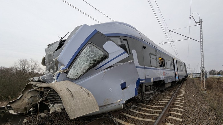 Pociąg wbił się w ciężarówkę na przejeździe