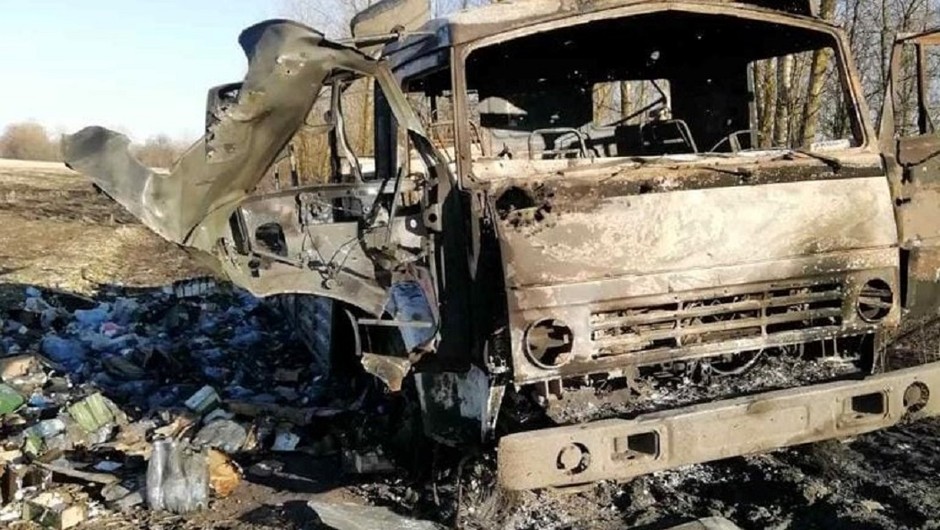 Rosyjski Kamaz z zaopatrzeniem zniszczony przez Ukraińców pod Czernihowem