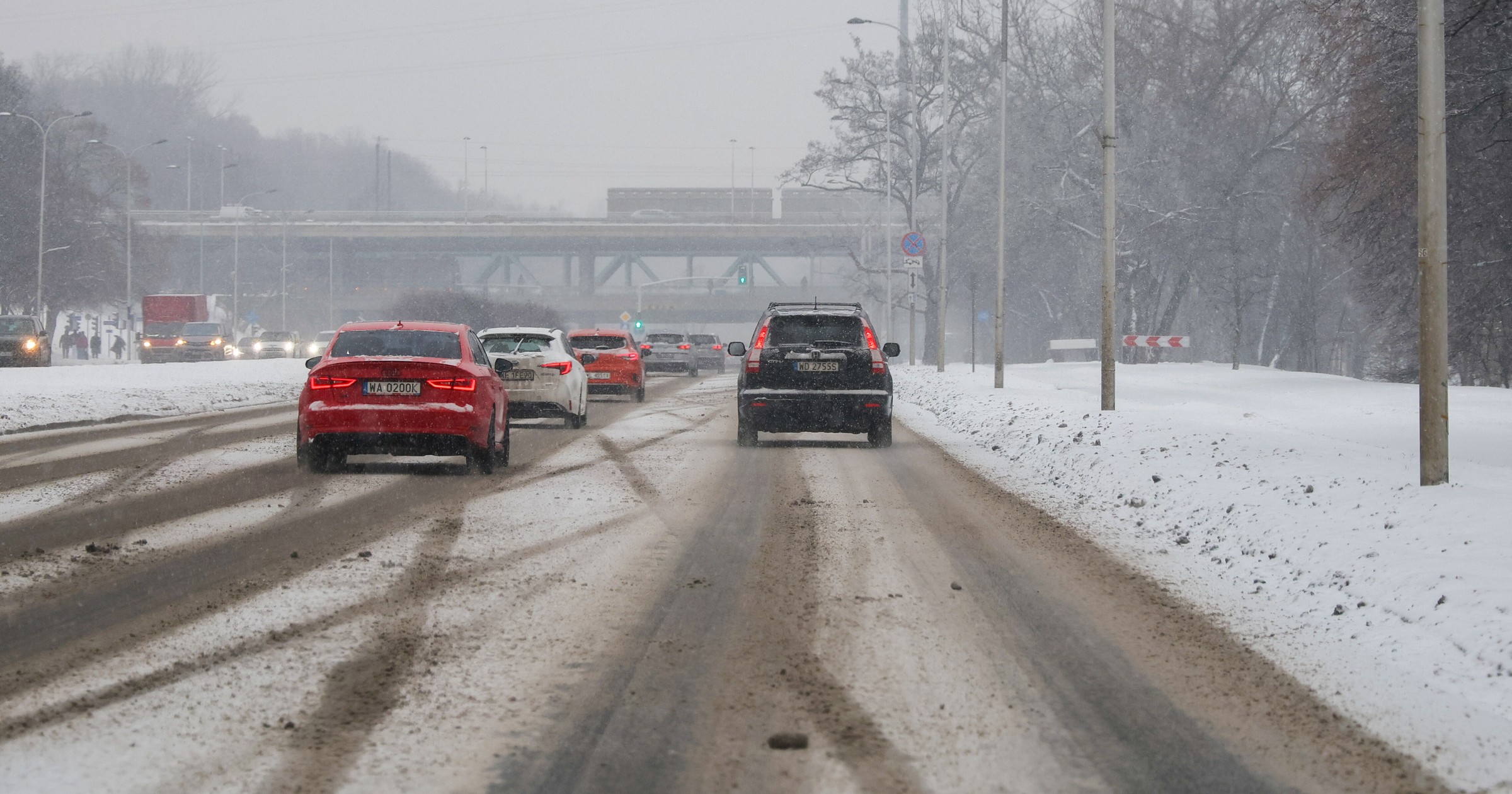 Śnieg zasypał linie i znaki. Jak jechać?