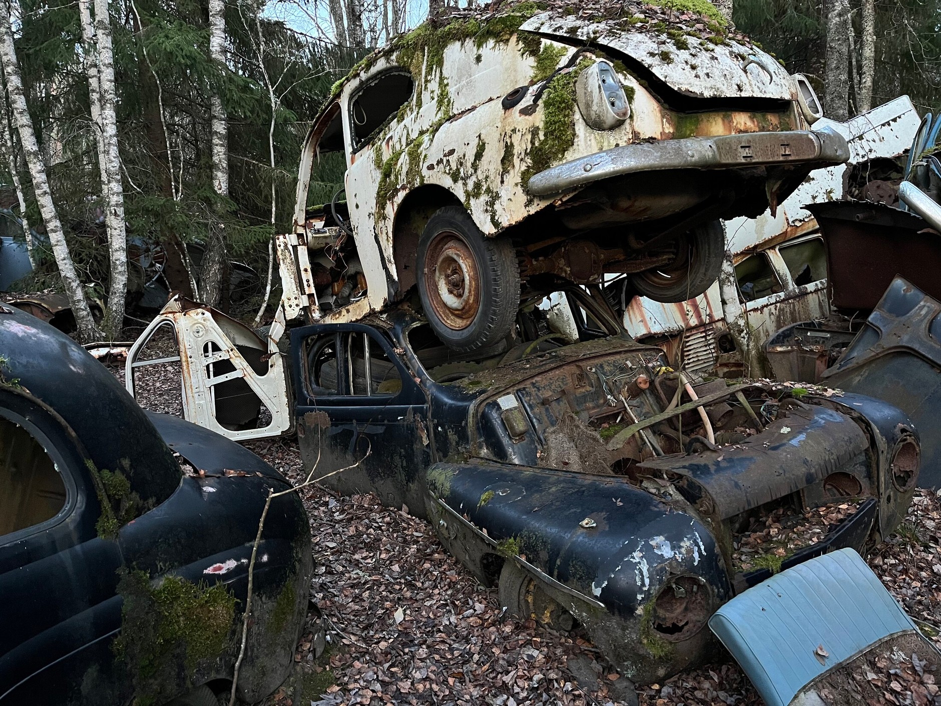 Cmentarzysko samochodów w Bastnas w Szwecji