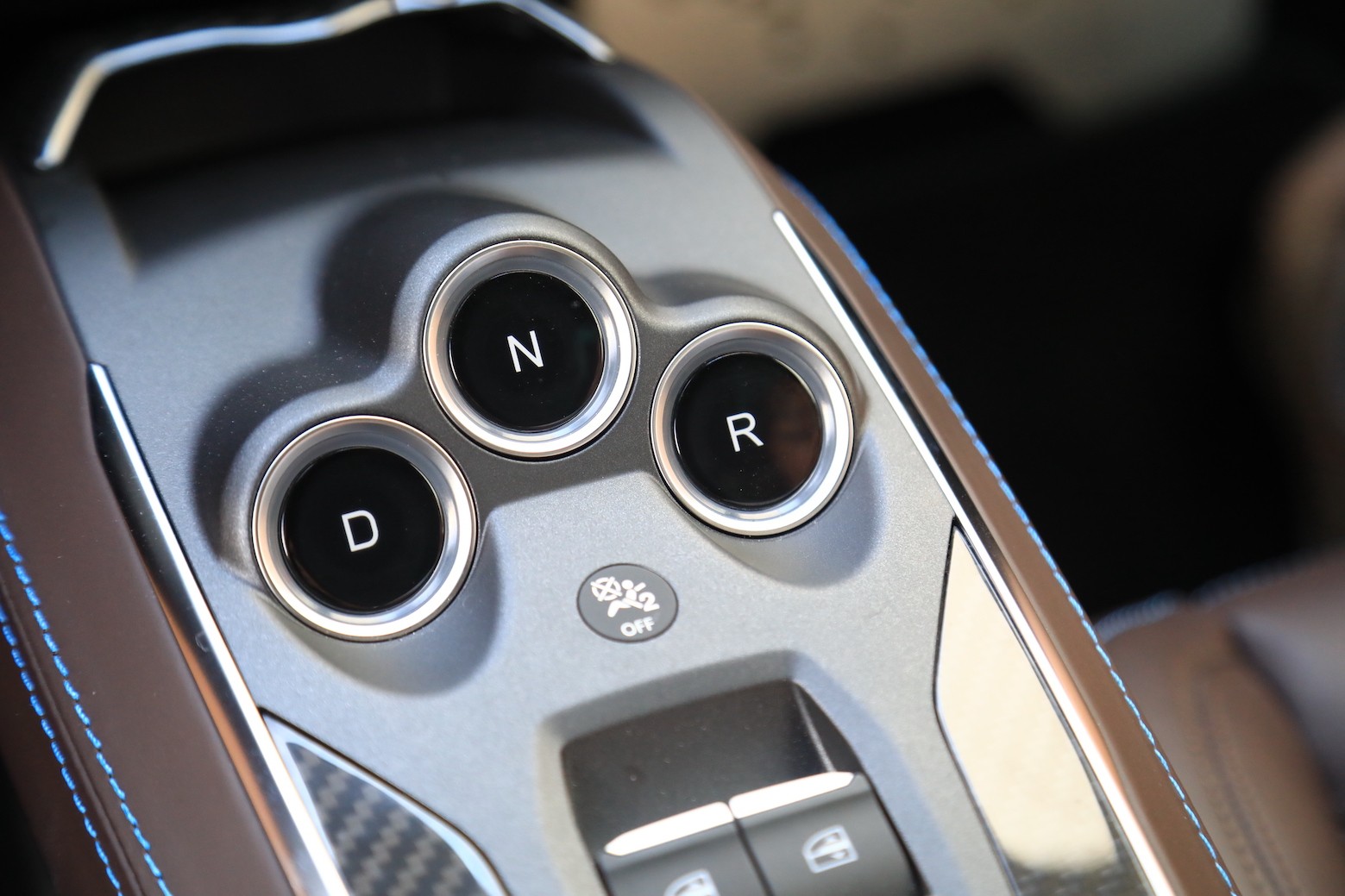 Na konsoli środkowej trzy duże przyciski do obsługi skrzyni dwusprzęgłowej