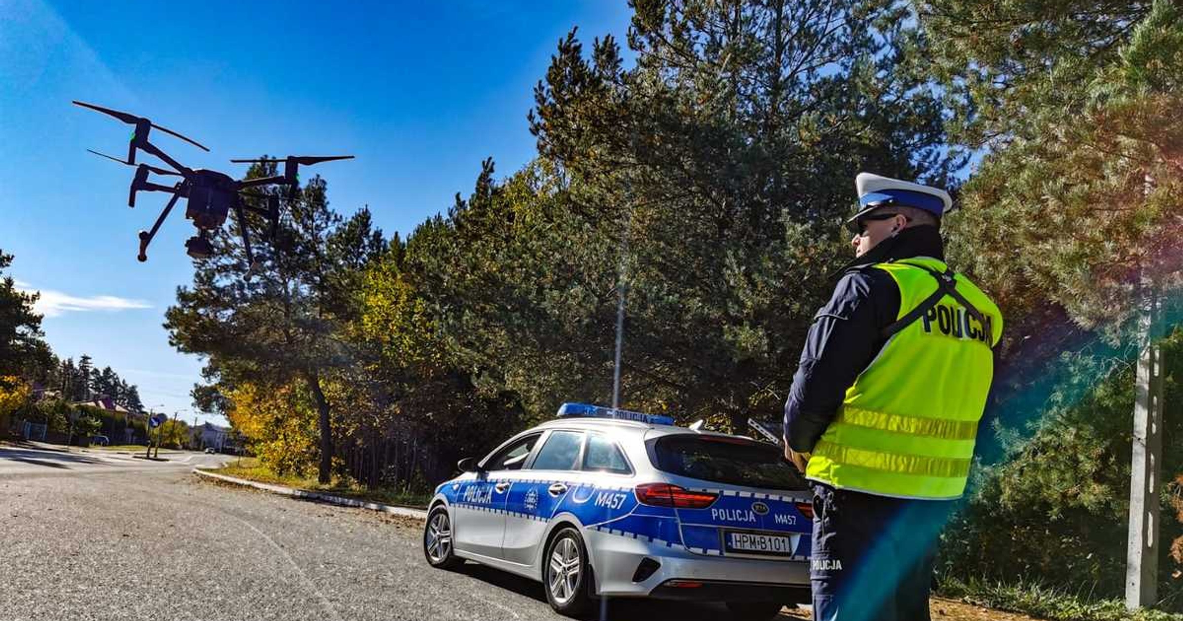 Jeden z dronów podlaskich policjantów podczas kontroli przejazdów kolejowych w 2022 r.