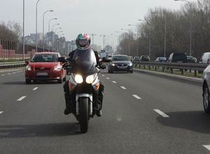 Jak pies z kotem, czyli motocykle kontra samochody