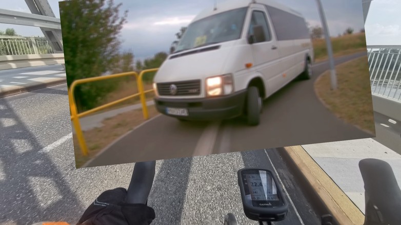 Samochód na drodze dla rowerów i pieszych