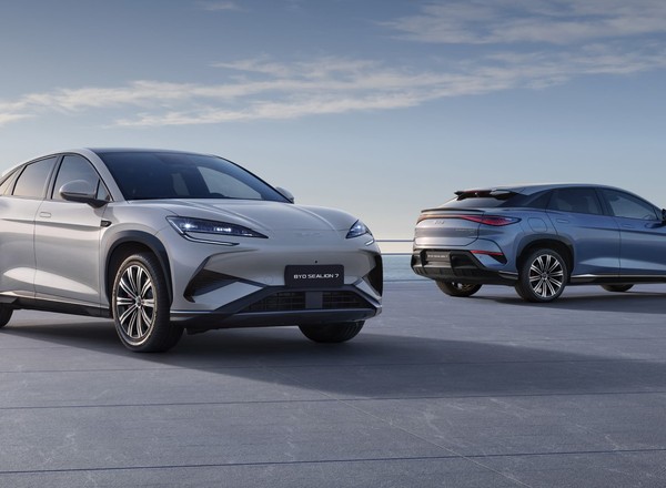 BYD Sealion 7 będzie próbował strącić z tronu Teslę Model Y. To ambitne zadanie