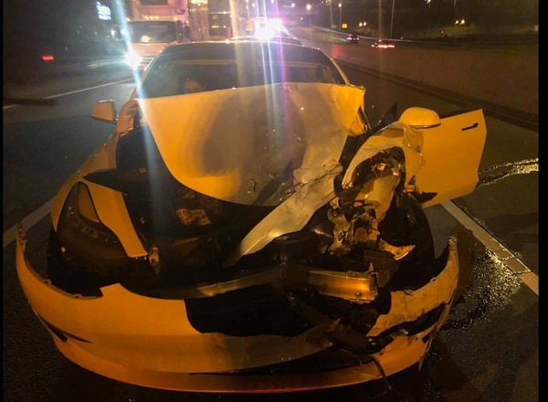 Tesla na autopilocie wbiła się w radiowóz