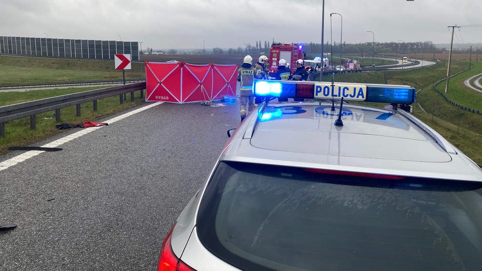 Obraz pochodzący z serwisu https://slaska.policja.gov.pl/kat/informacje/wiadomosci/382774,Wypadek-na-autostradzie-A1-nie-zyja-dwie-osoby.html