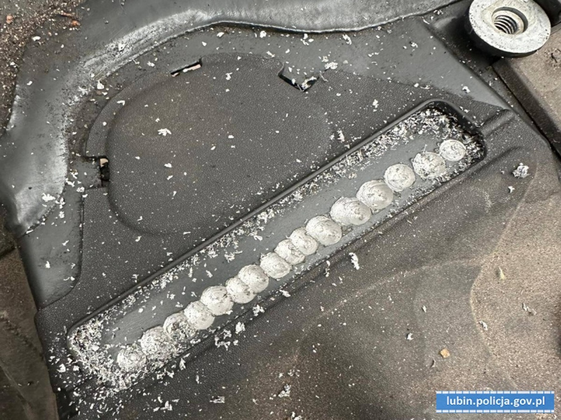 Policjanci zajrzeli do dostawczaka. Ich oczom ukazała się... karoseria