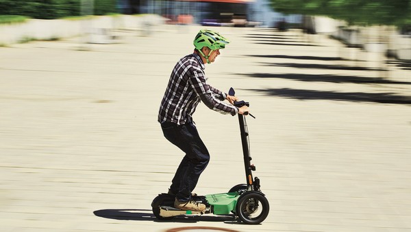  Jak szybko możesz jechać hulajnogą, rowerem, motorowerem i innymi pojazdami?