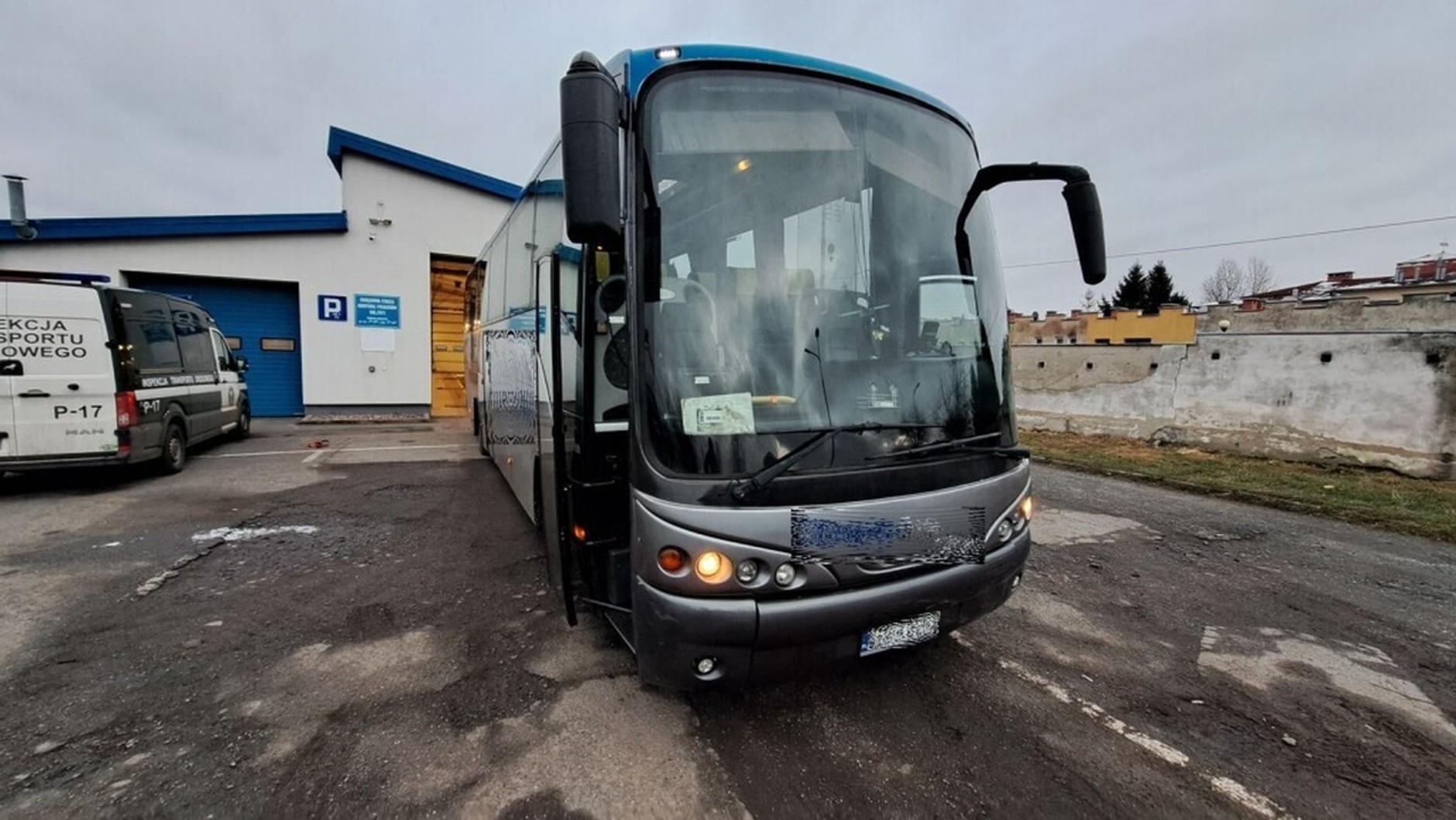 Inspektorzy ITD zatrzymali autobus, który zostawiał cztery ślady