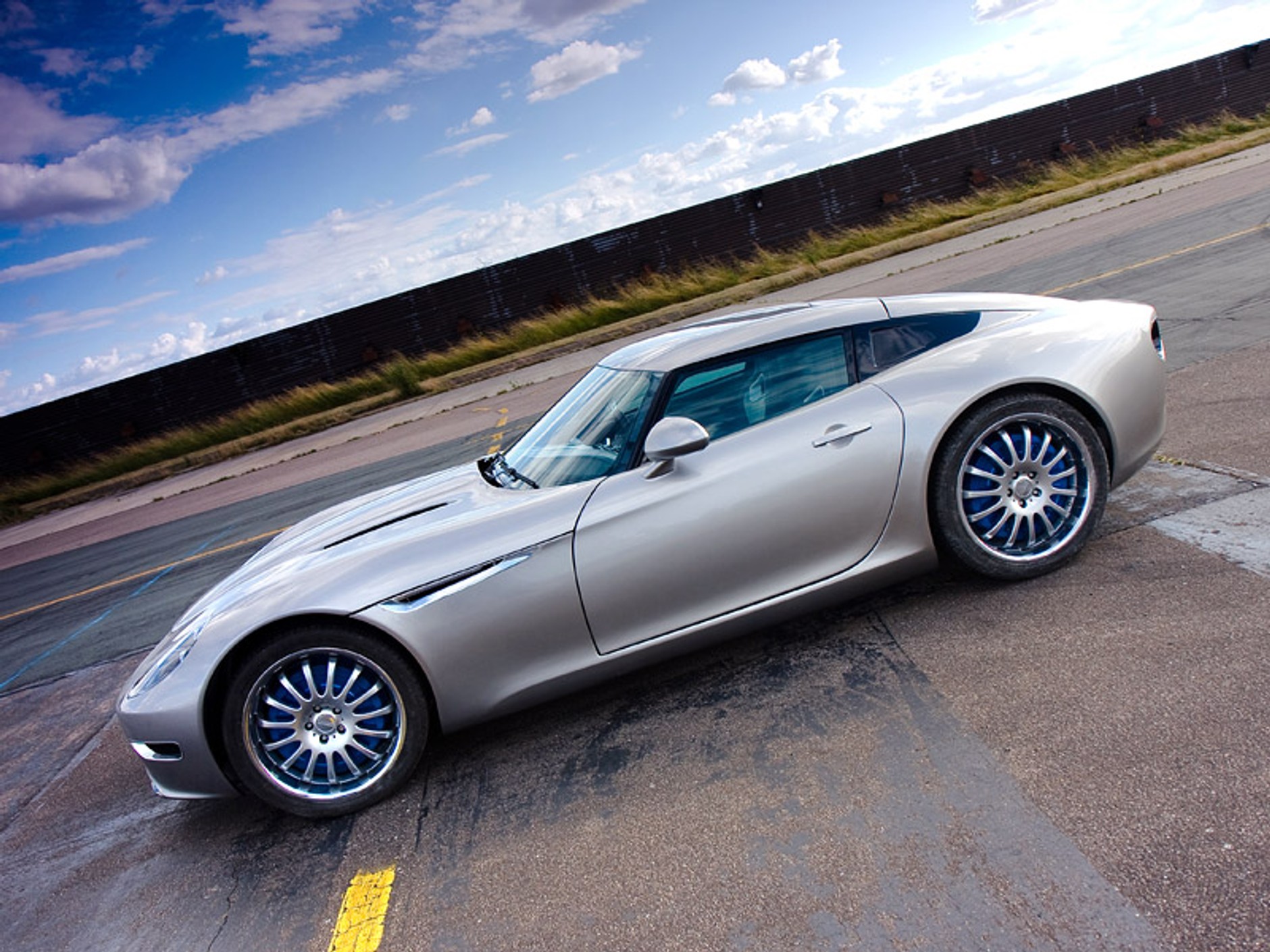 Lightning GT – mocny elektryczny supersport wchodzi do sprzedaży