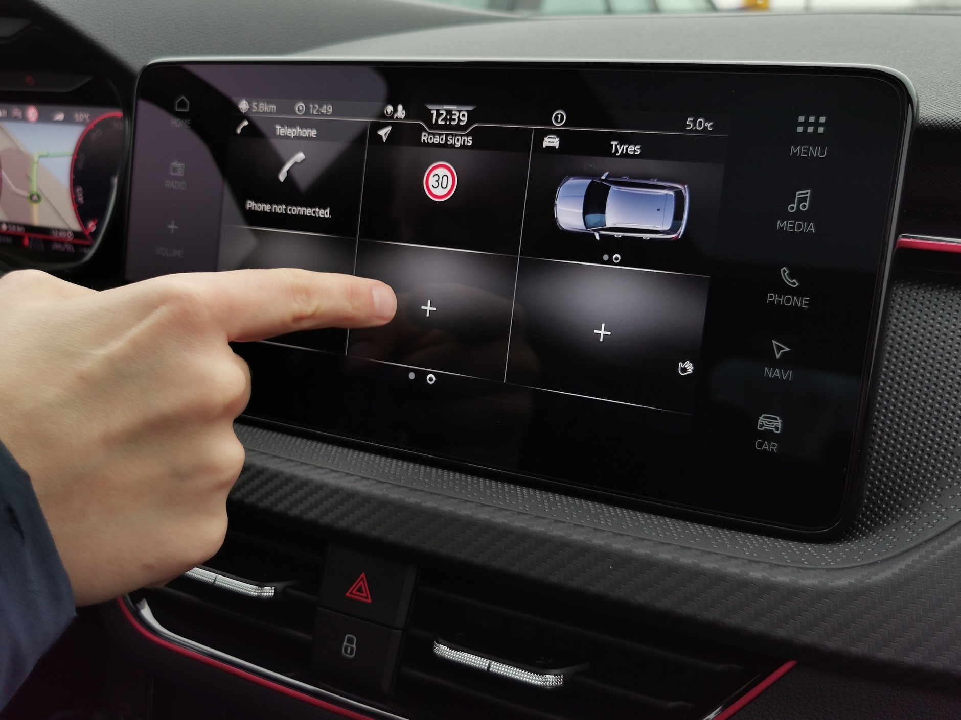 Skoda Kamiq Monte Carlo 2024: zawartość ekranów można konfigurować, co jest bardzo dobrym rozwiązaniem. Z drugiej strony intuicyjność całego systemu pozostawioa nieco do życzenia