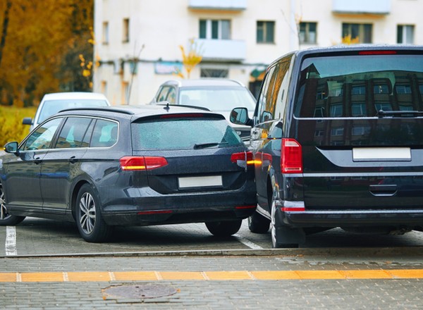 Szkoda parkingowa. Wyjaśniamy, jak uniknąć mandatu i co zrobić, gdy jesteś poszkodowany
