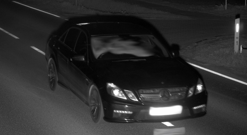 Jeździł autem z angielskimi tablicami. Zdjęcie z fotoradaru