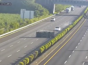 Kolejny spektakularny wypadek Tesli - autopilot nie zastąpi kierowcy