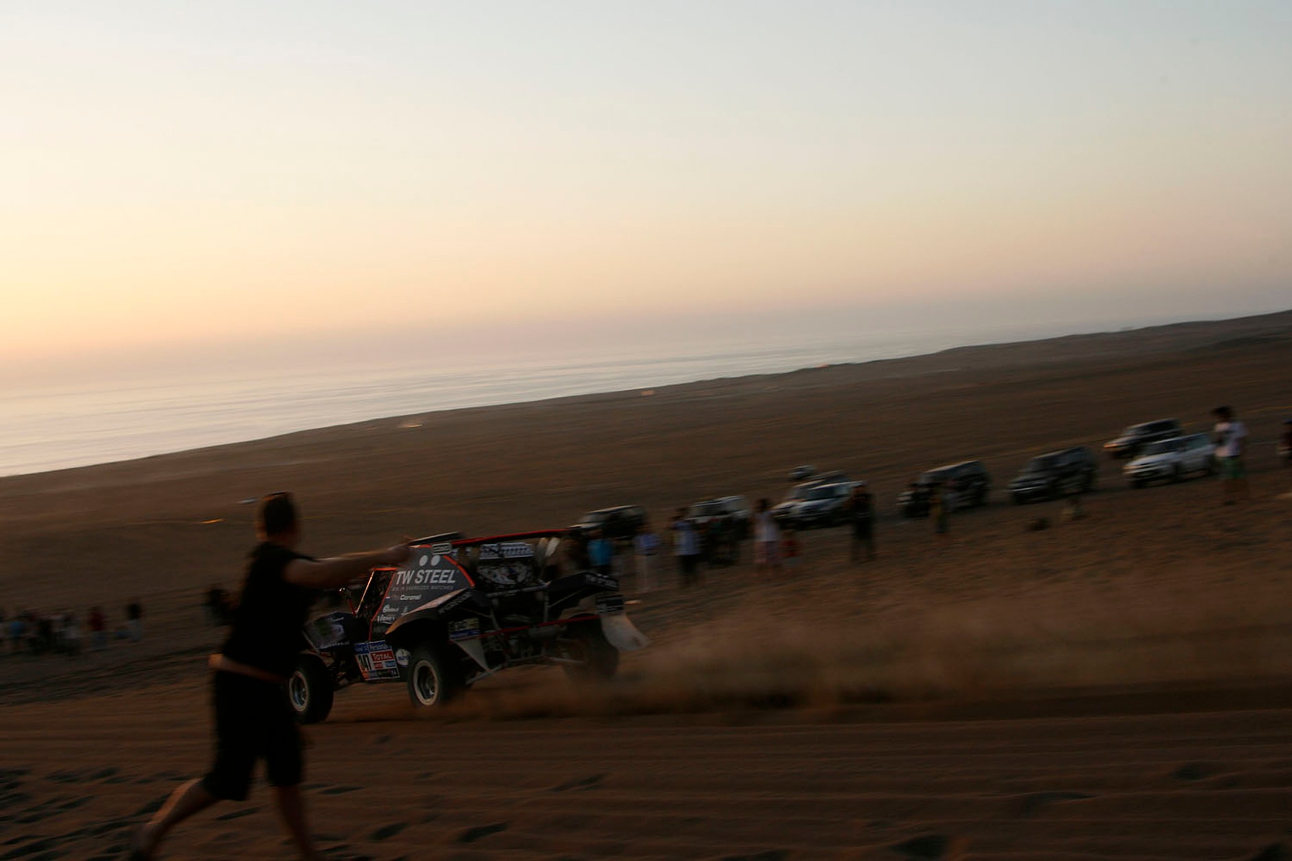 Rajd Dakar 2011: dobra postawa Polaków, Hołowczyc z otwartymi drzwiami (5.etap, wyniki, fot. Willy Weyens)