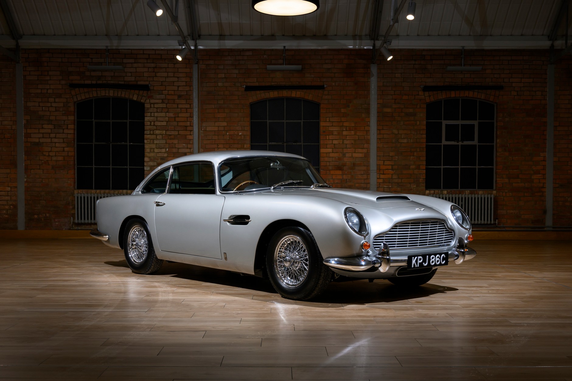 Aston Martin DB5 Vantage z 1965 r. wyremontowany po 45-letnim postoju na dworze