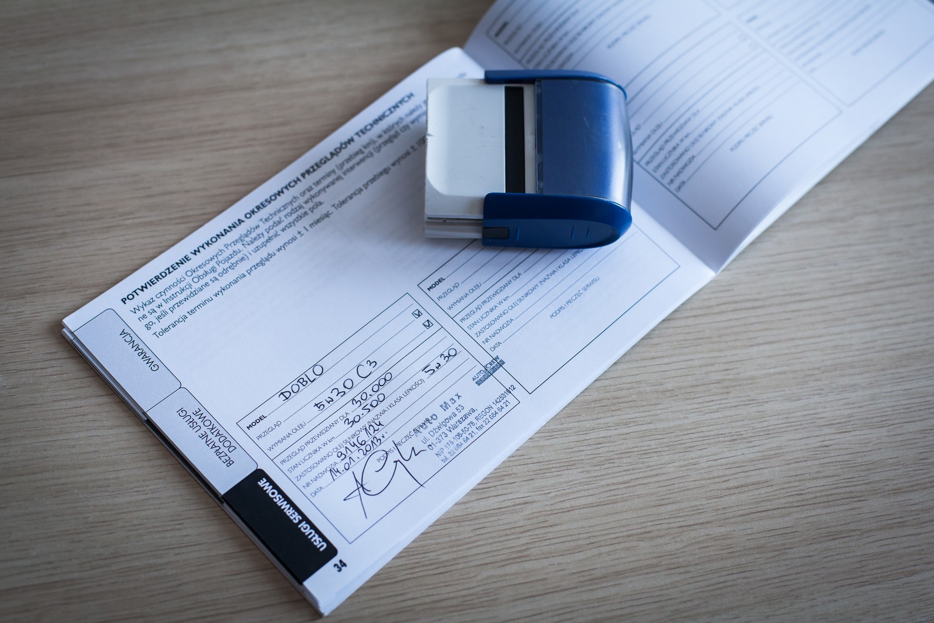 Warunkiem zachowania świadczeń jest stosowanie się do tabelki wymian opracowanej przez producenta. Ale nikt nie zabrania wykonywania przeglądów częściej, niż wynika to z harmonogramu!