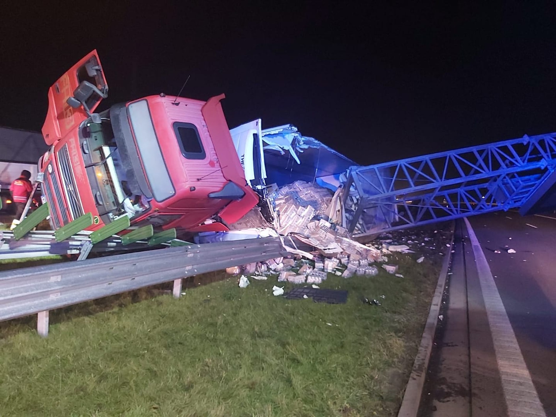 Przewrócona ciężarówka zablokowała drogę S7 w kierunku Radomia