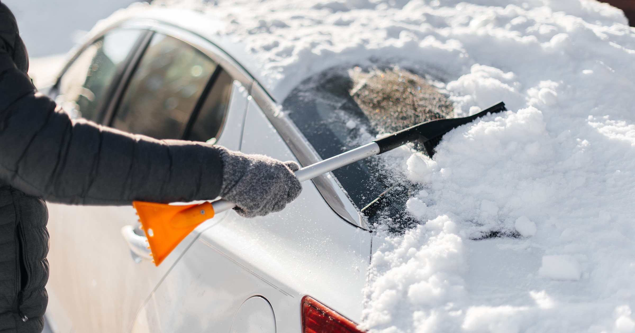 Lepiej nie odśnieżać samochodu z odpalonym silnikiem. To zgodne z prawem, a i silnik za to podziękuje