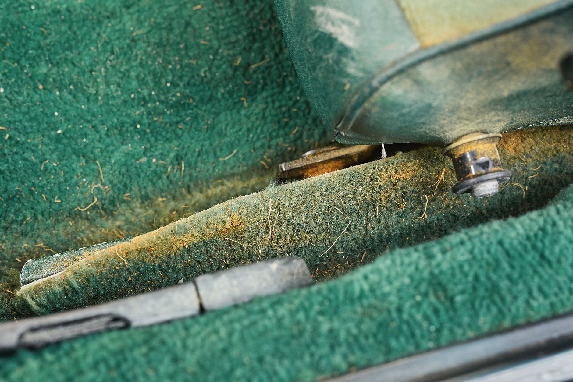 Jak samodzielnie naprawić zniszczoną tapicerkę?