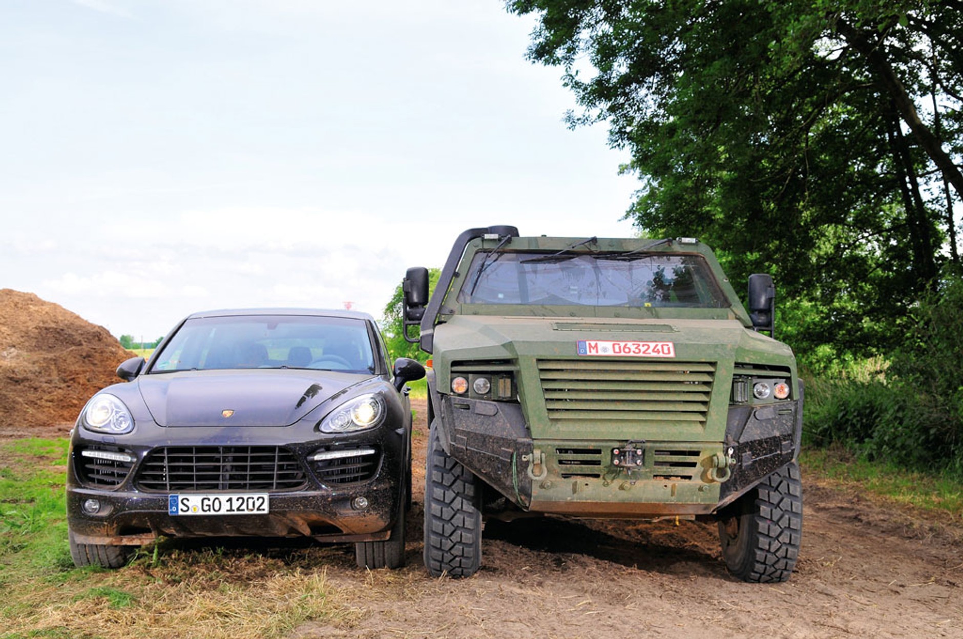 Porsche Cayenne Turbo kontra AMPV -  Ekstremalnie różne auta terenowe