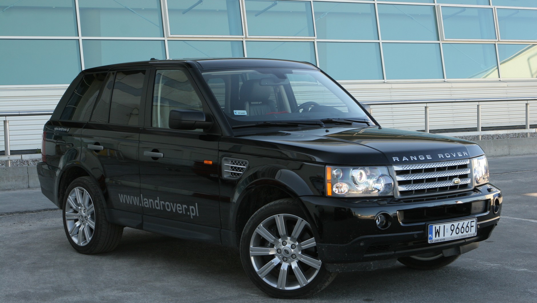 Klasyka gatunku? W kwestii wyglądu Range Rover Sport starzeje się bardzo ładnie. Z techniką bywa gorzej. 