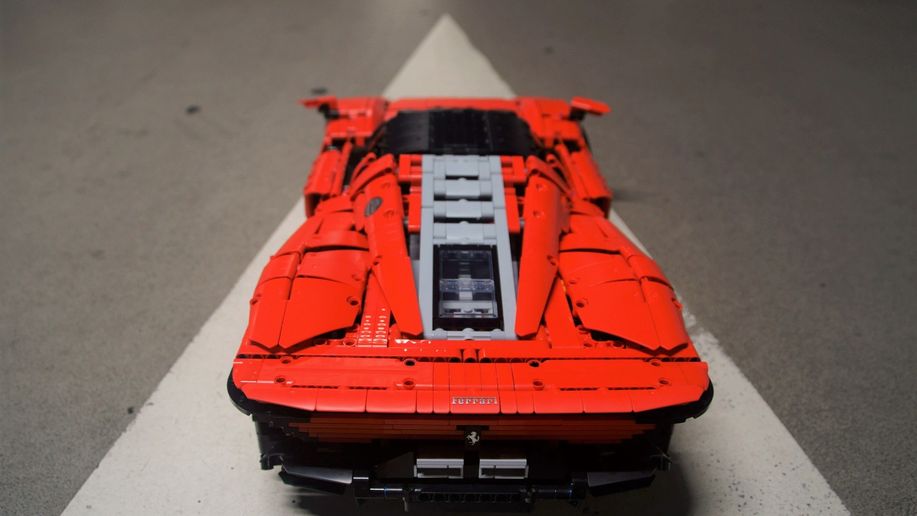 Ferrari Daytona SP3 w skali 1:8 z klocków LEGO