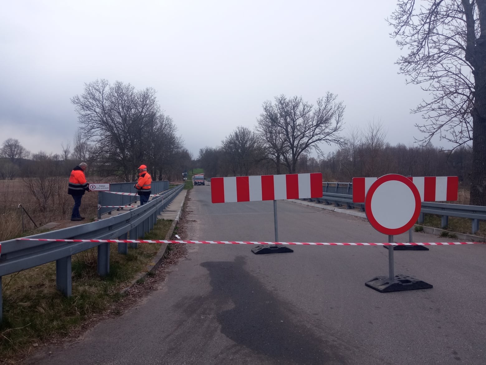 Zamknięty most w miejscowości Obrąb